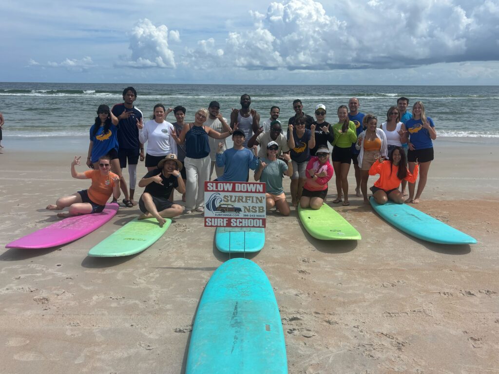 Alunos e funcionários da Latitude Language em um evento de surf na Flórida